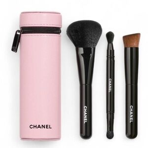 CHANEL Les Pinceaux de CHANEL
111 Pink 2023 Limited Edition 3
Essential Brushes